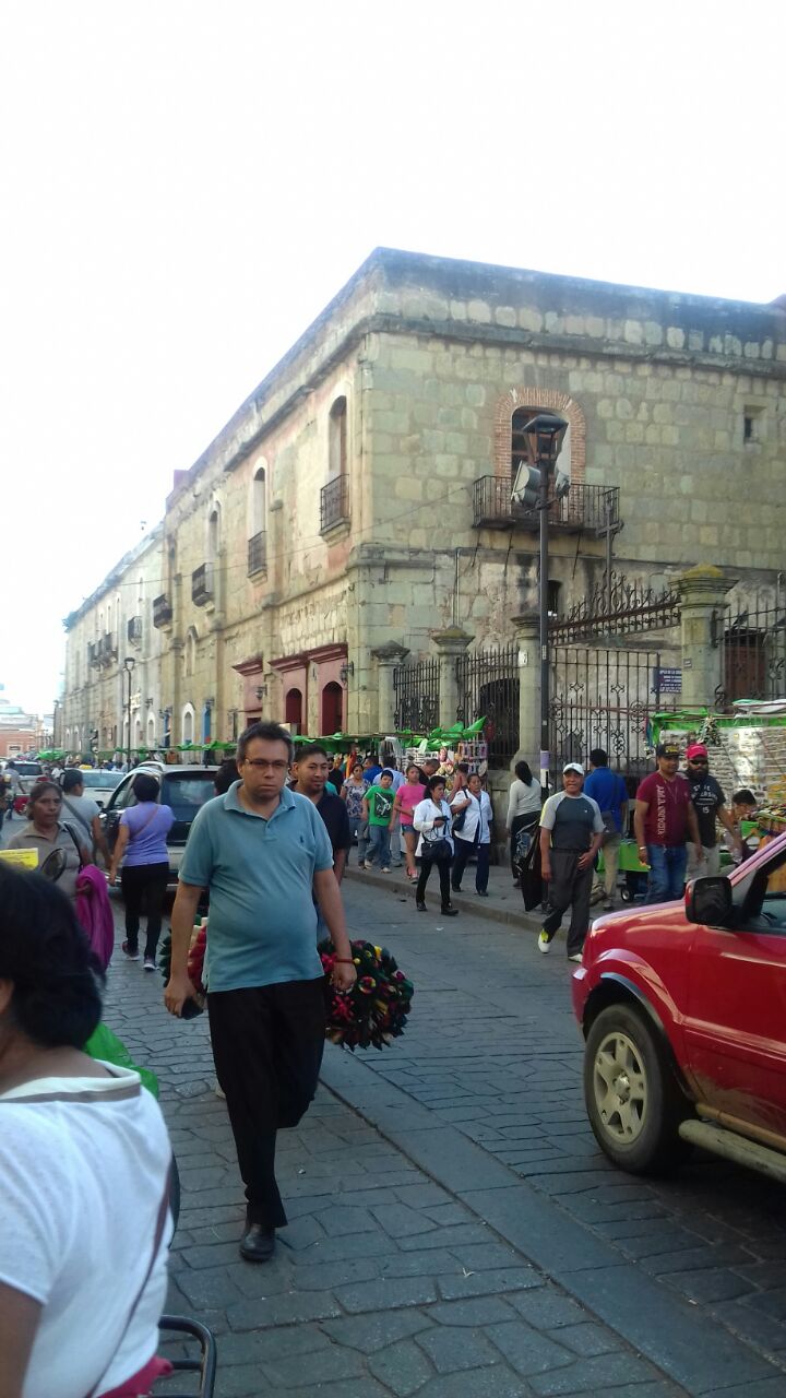 Convierten calle de Flores Magón en estacionamiento de funcionarios de gobierno