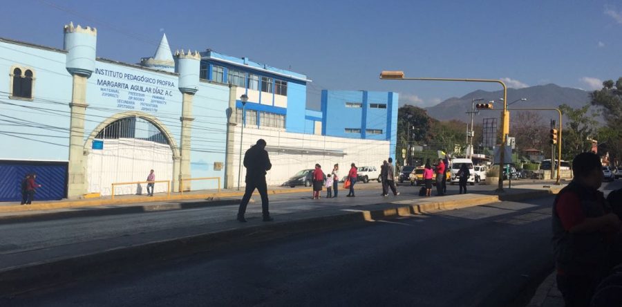 Protestan en el IOCIFED para exigir reparación de escuela.