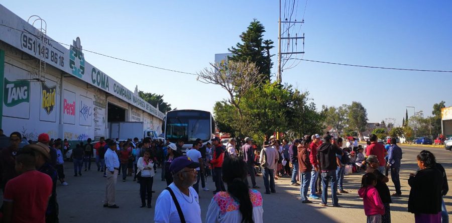Marchan trabajadores de salud de la Mixteca en Oaxaca