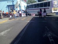 Nuevamente padres de familia cierran calles de la ciudad