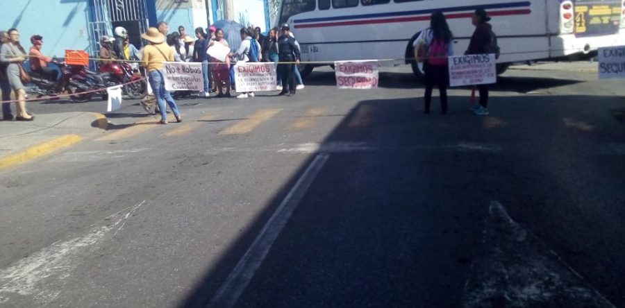 Nuevamente padres de familia cierran calles de la ciudad