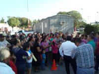 Exigen padres de familia asignación de maestros en Valles Centrales; en el Istmo denuncian mala calidad de módulos escolares