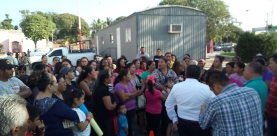 Exigen padres de familia asignación de maestros en Valles Centrales; en el Istmo denuncian mala calidad de módulos escolares