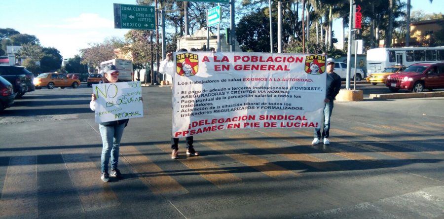 Reanudan trabajadores de salud jornada de información en cruceros de Oaxaca