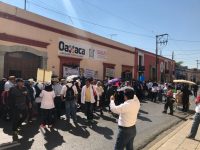 Bloquean trabajadores de salud calles del centro de la ciudad.