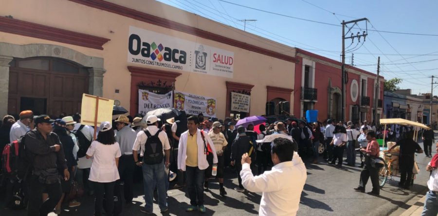 Bloquean trabajadores de salud calles del centro de la ciudad.