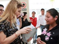 De la mano con la Beneficencia Pública Nacional y Estatal, DIF Oaxaca entrega aparatos auditivos a personas mayores, niños y niñas oaxaqueñas