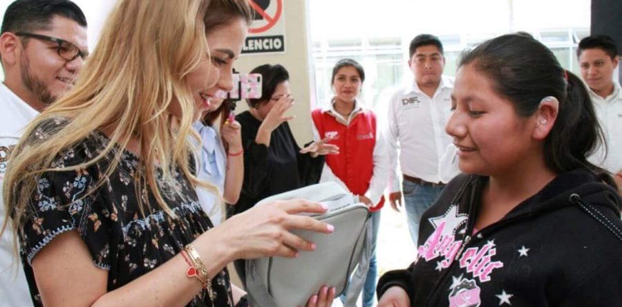 De la mano con la Beneficencia Pública Nacional y Estatal, DIF Oaxaca entrega aparatos auditivos a personas mayores, niños y niñas oaxaqueñas