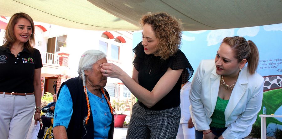 Regiduría de Ecología y Grupos Vulnerables entrega lentes a usuarios de la Casa Hogar del Adulto Mayor