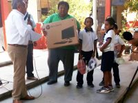 Entrega IEEPO computadoras y apoyos a escuelas del Istmo