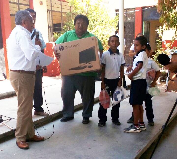 Entrega IEEPO computadoras y apoyos a escuelas del Istmo