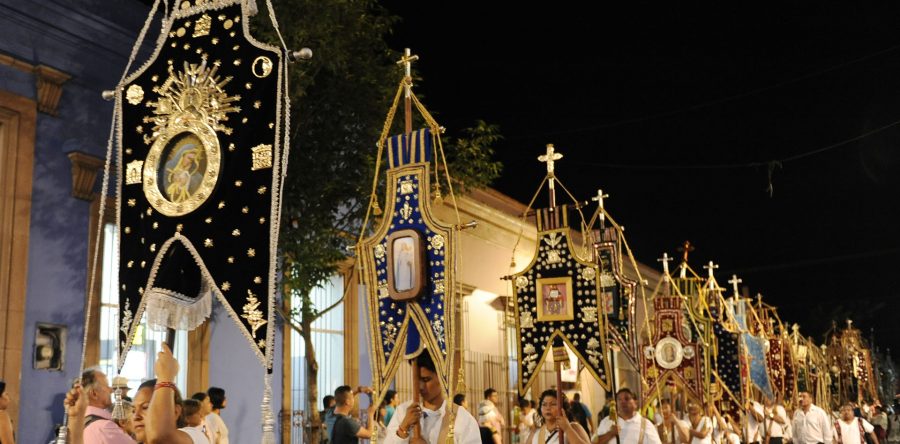 Estandartes, símbolo de respeto y devoción para  los oaxaqueños
