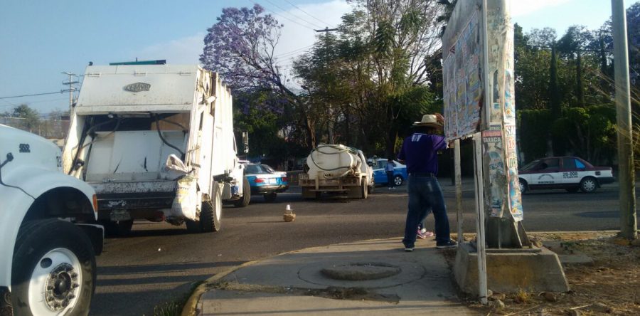 Con bloqueo exigen pago de aguinaldos en San Sebastián Tutla
