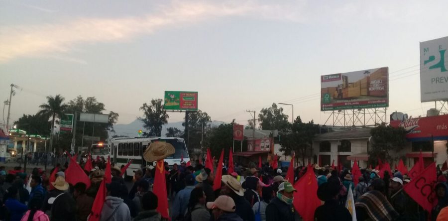 Madrugan bloqueos en Oaxaca; FPR acciona
