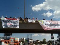 Burócratas protestan en el Puente de desnivel