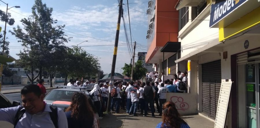 Exigen trabajadores del IEBO pago de seguro de vida para empleado que falleció en accidente