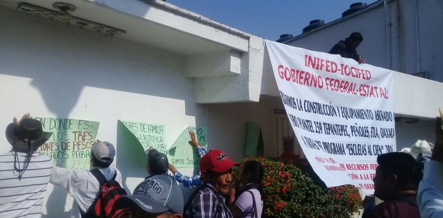Protestan en el IOCIFED para exigir atención al plantel 259 del IEBO