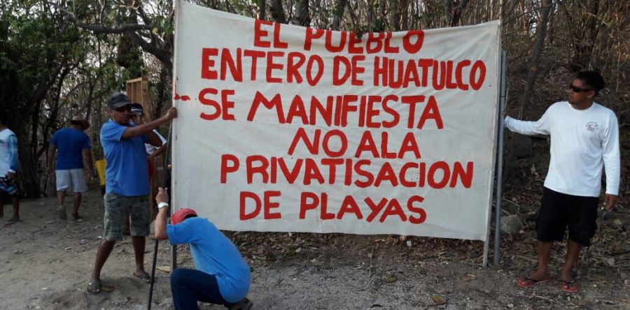 Lancheros protestan en Playa Conejos en Huatulco