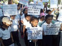 Con marcha piden reconstrucción de escuela en Salina Cruz.