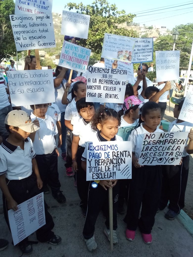 Con marcha piden reconstrucción de escuela en Salina Cruz.