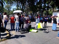 Padres de familia de la técnica 1 protestan en el bulevar Eduardo Vasconcelos