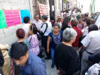 Jubilados y pensionados protestan al exterior de Palacio de Gobierno