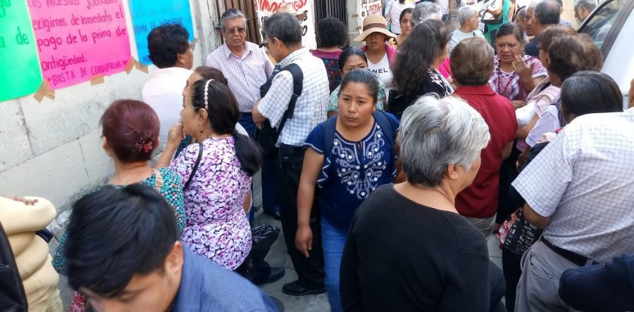 Jubilados y pensionados protestan al exterior de Palacio de Gobierno