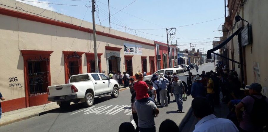 Pobladores de Zenzontepec protestan en oficinas de la SSO