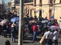 Arriban trabajadores de salud a oficinas centrales, exigen atención inmediata