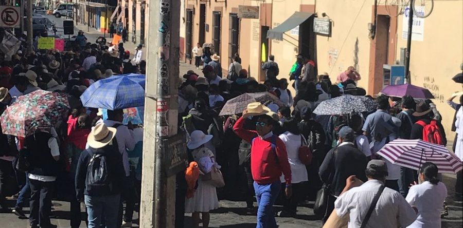 Arriban trabajadores de salud a oficinas centrales, exigen atención inmediata