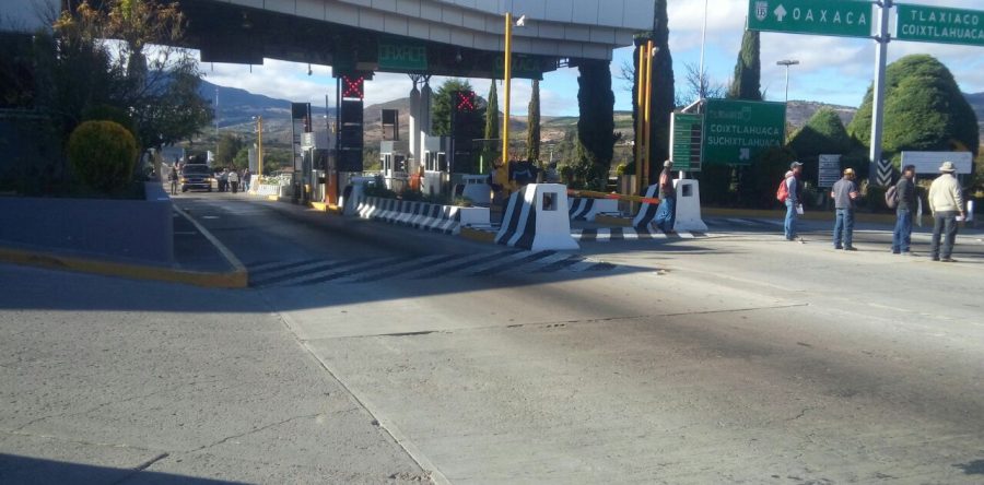 Toma Sol Rojo y normalistas caseta de Huitzo