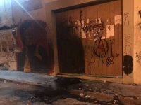 Vandalizan normalistas puerta de auditorio de Sección 22; responsabilizan al estado de este hecho