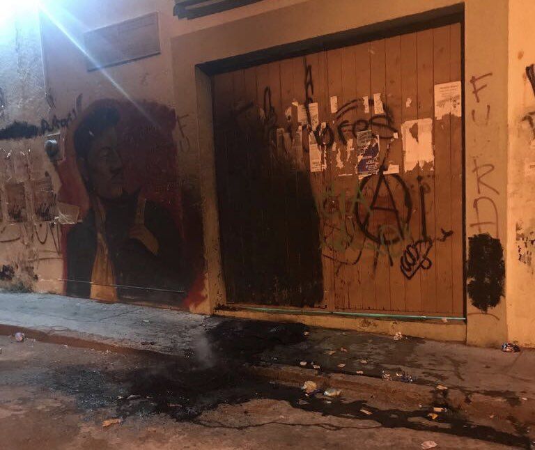 Vandalizan normalistas puerta de auditorio de Sección 22; responsabilizan al estado de este hecho