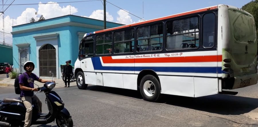 Trabajadores del IEEPO bloquean Calzada  de la República.