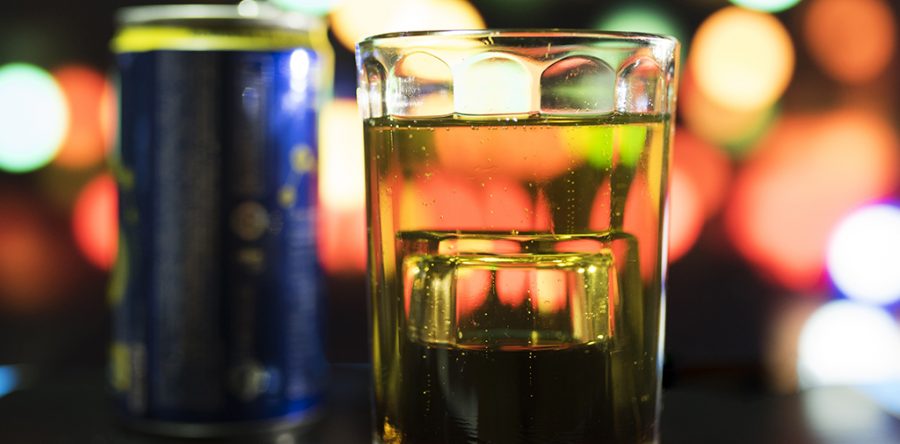Riesgoso combinar bebidas energéticas y alcohol: SSO
