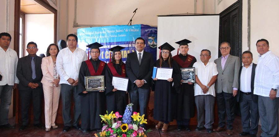 A quienes desean vernos postrados les respondemos con resultados: Rector UABJO