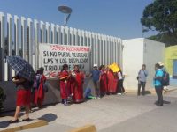 Protestan Triquis en Ciudad Administrativa
