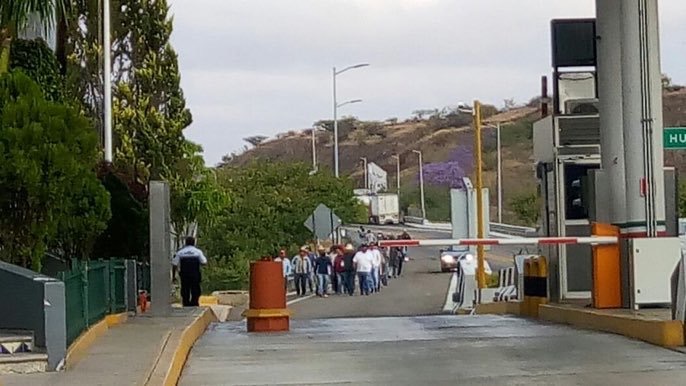 Habitantes de Yucuita se apoderan de la Caseta de Huitzo