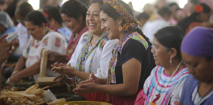 Comparten cocineras tradicionales conocimientos  sobre los tamales