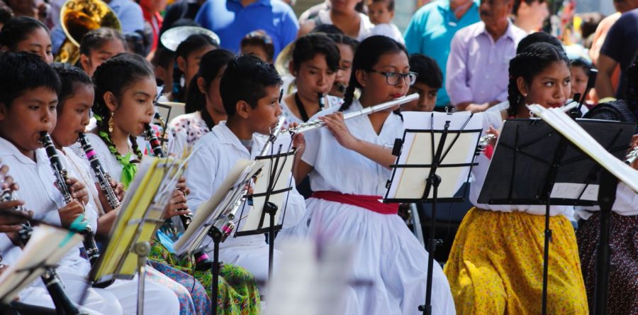 Con espectacular concierto Bajo el Laurel clausuran talleres de mejoramiento musical