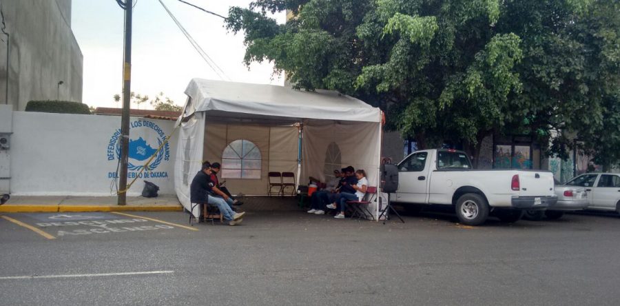 Continúa en huelga de hambre el presidente del Consejo Regulador del Mezcal
