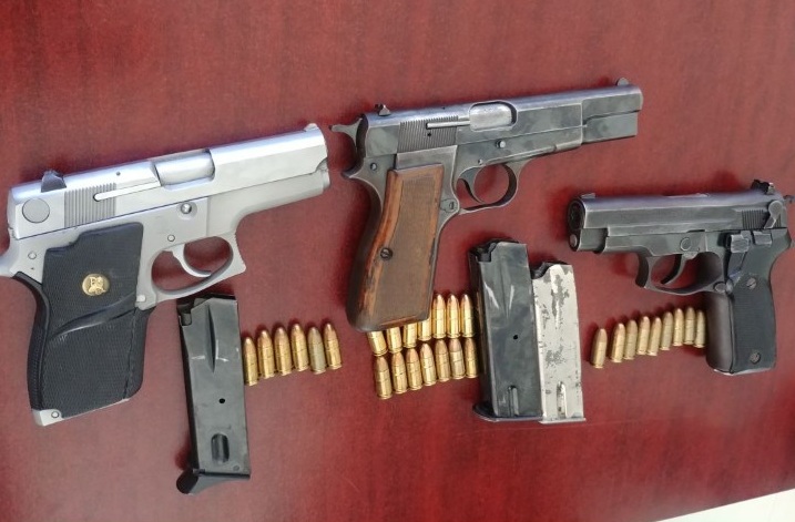 Detienen a sujetos por portación ilegal de armas de fuego en la capital