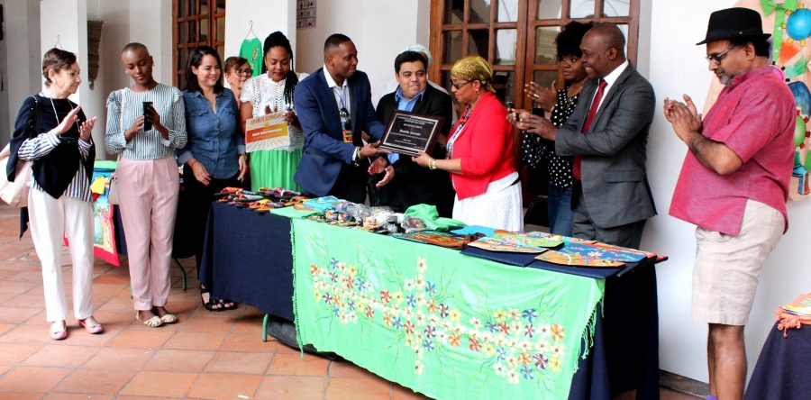 Montan exposición textil de Haití en el Palacio Municipal