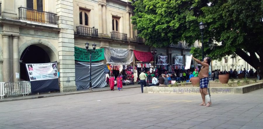 En calzones protesta Marcos Lavariega en contra del gobierno