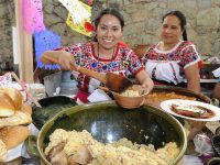 Maestras de la cocina oaxaqueña, les esperan con los brazos abiertos