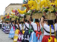 En la víspera por el 486 aniversario oaxaqueños abarrotan las calles para anunciar la celebración a la ciudad