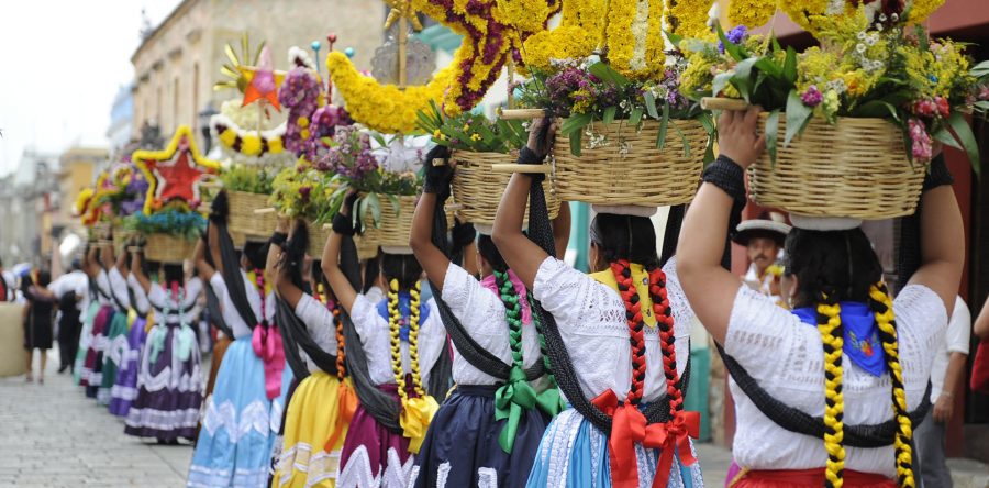 En la víspera por el 486 aniversario oaxaqueños abarrotan las calles para anunciar la celebración a la ciudad
