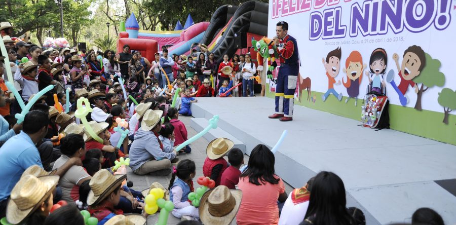 Regalan sonrisas a niñas y niños oaxaqueños