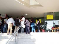 Trabajadores del área blanca piden su quincena del mes de marzo