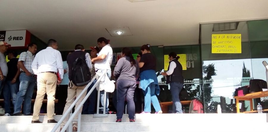 Trabajadores del área blanca piden su quincena del mes de marzo